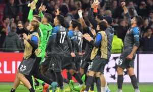 Il Napoli festeggia dopo la vittoria ottenuta per 6-1 in casa dell'Ajax.