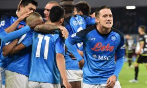 Zielinski con la maglia del Napoli