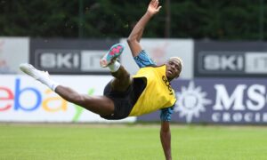 Osimhen durante un allenamento con il Napoli